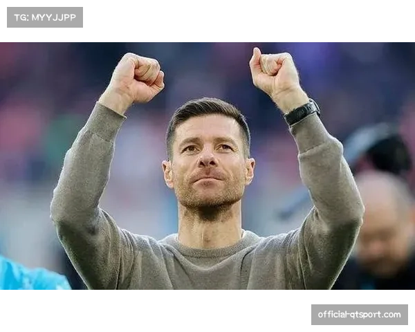 场边镜头:勒沃库森主帅阿隆索因抗议判罚吃到黄牌